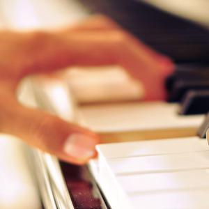 高跟鞋跟扎进尿眼扎流血视频
